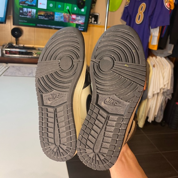 Air Jordan 1 Retro High OG 'Dark Mocha' 555088-105
Mens size 5.5 or woman’s sz7 - Picture 6 of 7